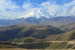 Старейшина Кавказа. / Самая высокая гора,как в России так и в Европе.Фото было сделано в КБ за 30 км от Эльбруса на высоте 3200 над уровнем моря.Высота самого Эльбруса 5642 метра.
