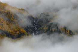 В облаках / Осеннее утро в горах Кавказа