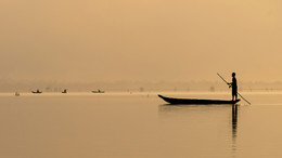 Мальчик и озеро / Рассвет на озере Лак, провинция Даклак, Вьетнам