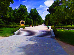 El Retiro / В летнем парке были мы в конце осени.
En el parque de El Retiro estábamos en el final del otoño.

Парк Буэ́н-Рети́ро (исп. Parque del Buen Retiro) — городской парк в центре Мадрида, популярное место воскресного отдыха мадридцев и достопримечательность города. Один из крупнейших парков испанской столицы имеет площадь 120 га. Изначально примыкал к одноимённому дворцу Филиппа IV и служил местом придворных увеселений, праздничных балов и театральных представлений. После смерти Филиппа IV парк пришёл в запустение, а впоследствии сильно пострадал во время войны с Наполеоном. Сам дворец Буэн-Ретиро был снесён, в парке сохранились лишь здания филиала музея Прадо и Музея армии. Парк, восстановленный при Фердинанде VII, украшает небольшое озеро площадью в 3,7 га с памятником королю Альфонсу XII. В 1887 году для международных выставок на территории парка были возведены два дворца — кирпичный и хрустальный.