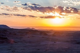Закат на &quot;Марсе&quot;. / Закат в Хермен-Цав в пустыне Гоби. Монголия.