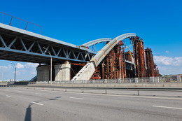 Изгиб не гитары / Киев. На сегодняшний день мост по большей части достроен.
