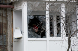 %%% / Молодая Стахановчанка после артобстрела 18.12.2017г. Сидит на разбитом балконе в ожидании коммунальщиков которые помогут разблокировать заклинившую входную дверь.