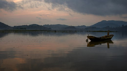 В предрассветной тишине / Фото сделано на озере Лак, провинция Даклак, Вьетнам
