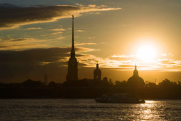 Солнце садится за Петропавловкой** / Майский закат у Петропавловской крепости. Вечерний Санкт-Петербург