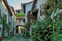 Итальянская глубинка / Жилая улочка в маленькой средневековой деревушке близ замка Торрекьяра, Эмилия-Романья.