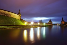 Псковская крепость / Река Пскова,впадающая за башнями в реку Велика