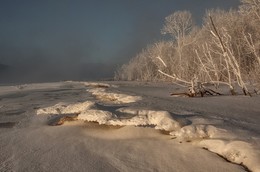Морозный берег Енисея. / Снежная змейка поползла вдоль берега..