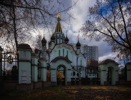 Храм в Сокольниках осенним вечером. / Осень, храм, вечер.