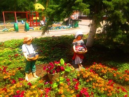 Куклы-садоводы / Кукольные дети ухаживают за садом на территории школы в Астрахани.