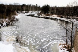 Зима на реке / Не сдаётся река зиме и полнеет её вода.