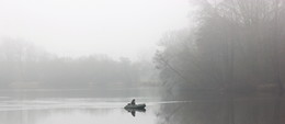 Лодочник в тумане / Рыбак на лодке в поисках рыбы в теплом январе