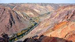 Чарынский каньон. Юго-восточный Казахстан / Каньон разрезает вулканиты карбона и перми