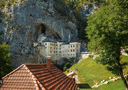 Замок в горах / Из путешествия по Словении.Посетили такой симпатичный замок со своей богатой историей.