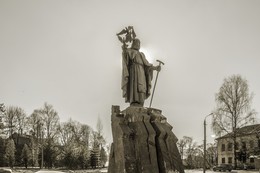 Памятник Ефрему Новоторжскому (скульптор Евгений Антонов) / Преподобный Ефрем Новоторжский – основатель Борисоглебского монастыря в Торжке, родом из Венгрии. Вместе со своими братьями Моисеем Угрином и Георгием он покинул родину. Придя на Русь, братья поступили на службу к ростовскому князю Борису. Затем, оставив свой боярский сан и дом, Ефрем прибыл в Торжок, где построил храм во имя святых Бориса и Глеба.