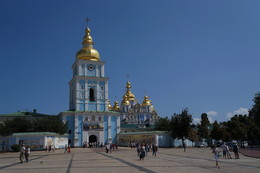 Михайловский Златоверхий монастырь / Михайловский Златоверхий монастырь. Киев. Михайловский Златоверхий монастырь — один из древнейших монастырей в Киеве. Включает разрушенный в 1930-е годы и заново построенный в средине 1990-х годов соборный храм в честь Архангела Михаила в стиле украинского барокко, а также трапезную с церковью Иоанна Богослова (1713 год) и колокольню (1716—1719 годы). Предполагается, что Михайловский собор был первым храмом с позолоченным верхом, откуда на Руси пошла эта своеобразная традиция.