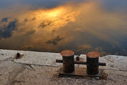 Космопорт. / Отражается небо в воде.