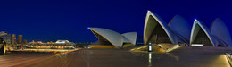Cиднейский оперный театр / Сиднейский оперный театр (англ. Sydney Opera House) — музыкальный театр в Сиднее, одно из наиболее известных и легко узнаваемых зданий мира, являющееся символом крупнейшего города Австралии и одной из главных достопримечательностей континента. Оперный театр признан одним из выдающихся сооружений современной архитектуры в мире и с 1973 года является, наряду с мостом Харбор-Бридж, визитной карточкой Сиднея. 28 июня 2007 года театр внесён ЮНЕСКО в список объектов Всемирного наследия[2].
Сиднейский оперный театр был открыт 20 октября 1973 года королевой Великобритании Елизаветой II.