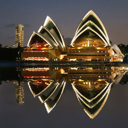 Cиднейский оперный театр / Сиднейский оперный театр (англ. Sydney Opera House) — музыкальный театр в Сиднее, одно из наиболее известных и легко узнаваемых зданий мира, являющееся символом крупнейшего города Австралии и одной из главных достопримечательностей континента. Оперный театр признан одним из выдающихся сооружений современной архитектуры в мире и с 1973 года является, наряду с мостом Харбор-Бридж, визитной карточкой Сиднея. 28 июня 2007 года театр внесён ЮНЕСКО в список объектов Всемирного наследия[2].
Сиднейский оперный театр был открыт 20 октября 1973 года королевой Великобритании Елизаветой II.