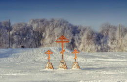 Не первый снег / Однажды в студёную зимнюю пору....Замковая гора и три креста установленные на месте основания города Давид-Городка.