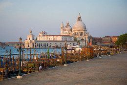 Утро на Венецианской набережной / Вид на собор Санта-Мария-делла-Салюте с набережной Сан Марко. Венеция, Италия