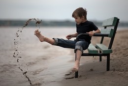 Тимур Кострома. Мальчик и скамейка / Кострома. Правый берег Волги летом.