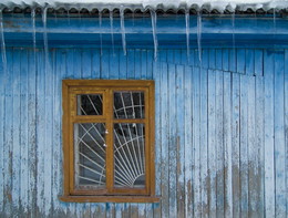 Бытовка с видом на Весну / бытовка,сосульки,Весна