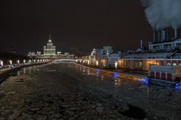Высотка на Котельнической набережной / Жилой дом на Котельнической набережной — одна из «сталинских высоток» в Москве, находится в устье реки Яузы. Построена в 1938—1952 годах.