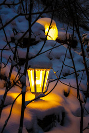 сказочный зимний вечер / фонари в снегу