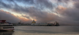 Туман отступает... / Нижний Новгород. Ока. Вид от речного порта на собор Александра Невского и грузовой порт. Сильный ветер разгоняет туман.
