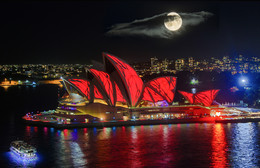 Фестиваль света (Vivid) в Сиднее, Австралия / Фестиваль света «Vivid Sydney» ежегодно проходит в Сиднее в начале зимы (конец мая – начале июня). Это довольно масштабный фестиваль света и музыки «Яркий Сидней» или «Живой Сидней» («Vivid Sydney»)
Сиднейский оперный театр (Sydney Opera House) в дни фестиваля «Яркий Сидней» или «Живой Сидней» («Vivid Sydney»)