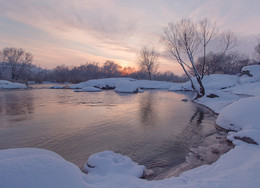 Снежный вечера закат. / Река Южный Буг. Украина.