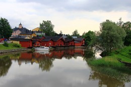 Не мое отраженье / Классическая картинка Порвоо. Порвоо-небольшой,очень милый городок в Финляндии. Старинные красные амбары-его визитная карточка.