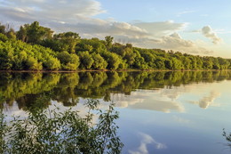 На закатном солнце.. не мое отраженье / Отражение облаков в водной глади реки. не мое отражение. Отраженья в реке на закате дня. Водная гладь реки и ее отражения.. Отражение берега реки. Уходящая вдаль малая рябь на поверхности реки.