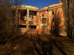 Руины старого театра / Заброшенное здание в Парке им. 10-летия Октября в Астрахани.
