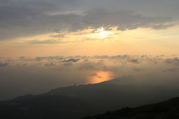 Между небом и землёй. / Морской закат.Съёмка со смотровой башни на горе Ахун. Снимал с разными настройками ББ.