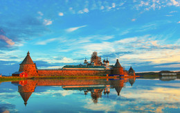 Соловецкий монастырь в лучах рассвета / Вид Соловецкого монастыря со стороны Святого озера