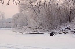 Бодрое утро / С утра пораньше, несмотря на мороз, на зимней рыбалке.