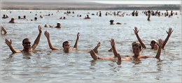 Бодрое утро / Астраханская область. Солёное озеро Баскунчак, купаться в озере можно без страха утонуть. Ведь вода(рапа) в озере на 90% насыщена солью и выталкивает тело на поверхность.