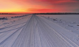 Догорала зимняя заря / О, как прекрасна зимняя заря!
Закат пьянит меня, зовёт за чудом,
А я гляжу на русские края,
Любуясь незатейливым этюдом.
 
Кругом сверкает девственный снежок –
Присыпаны дороги белой пылью,
Вдали пылает тёмненький лесок…
И думается: сказка стала былью!