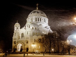 Морской Никольский собор в Кронштадте / Это была первая вылазка с новым объективом, только к вечеру немного прочувствовал его, а тут и легкая метель как по заказу