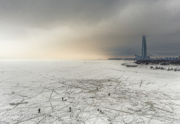 Зимняя рыбалка на льду Финского залива / Финский залив, рыбаки и строящийся высоченный Лахта-центр (башня Газпрома)