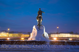 Февраль на Сенатской площади / Памятник Петру Первому (Медный всадник) на Сенатской площади февральским вечером. Вид сзади. Санкт-Петербург, Россия