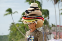 Дело в шляпе / Торговец шляпами на филиппинском пляже