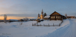 Кимжа / Архангельская область, д.Кимжа. Великолепный памятник деревянного зодчества -пятиглавая деревянная шатровая Одигитриевская церковь 1709 года постройки. Одна из главных достопримечательностей этой деревни.