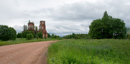 Казанский храм. Деревня Русские Новики / Один из заброшенных храмов на Новгородчине...
Памятник своеобразен объемной композицией. Традиции классицизма здесь сочетаются с запоздалыми приемами барокко. Среди деталей декора встречаются заимствованные формы псевдорусской архитектуры.