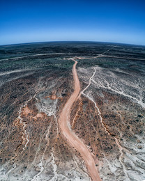 Дорога в пустыне / Вертикальная панорама, снятая дроном. Национальный парк Манго, Австралия
