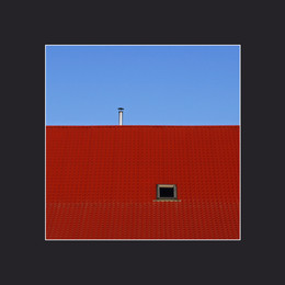 &nbsp; / красная крыша, мансардное окно и дымоходная труба
