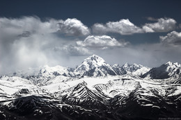 Великаны Гиндукуша / гора Kohe Baba Tangi, 6513 m Афганистан. 
Снято с 60км, с вершины Гурумды, 5299м, Таджикистан