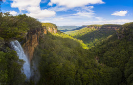 Водопад Фицрой и вид на долину Ярранга / Водопад в 17 км от городка Мосс Вейл (Moss Vale) на реке Ярранга (Yarrunga Creek), воды которой низвергаются с 81-метровой высоты обрыва.
